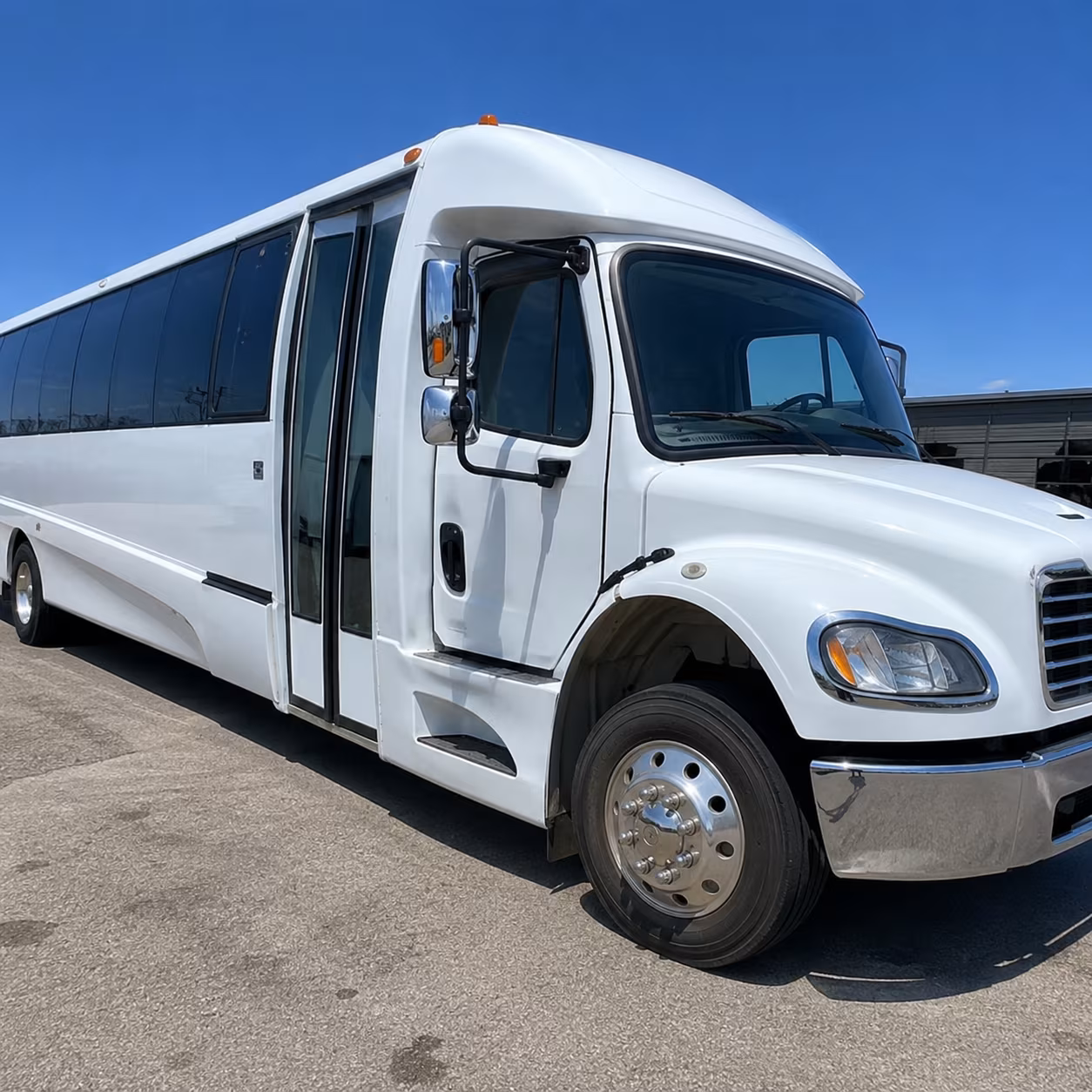 corporate and shuttle buses for eastvale businesses